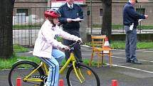 Pod dohledem policie musely děti předvést jízdu zručnosti na kole. 