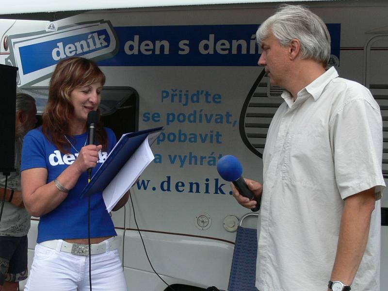 Hostem Deníku byl starosta Tovačova Leon Bouchal. Ten odpovídal na otázky šéfredaktorky Přerovského deníku Nadi Jandové. 