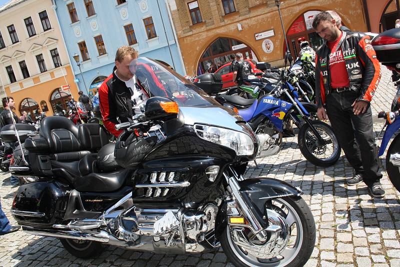 Na hranické náměstí se v sobotu 27. května sjely přes dvě stovky motorek, mezi kterými kralovala legendární značka Harley Davidson.