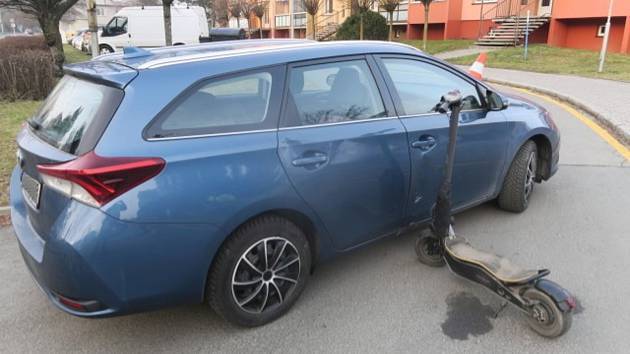 Se zraněním skončil v nemocnici muž, kterého srazila při jízdě na koloběžce v Hranicích řidička vozu Toyota. Nehoda se stala ve čtvrtek odpoledne na Třídě 1. máje.