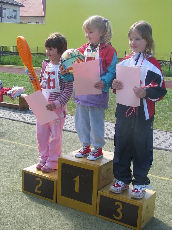 Za slunečného počasí vyrazili ve středu reprezentanti mateřinek z Hranic a okolí na olympiádu. Konala se jako tradičně na hřišti ZŠ Šromotovo.