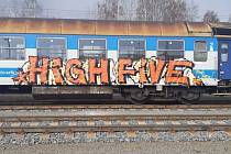 Neznámý vandal se o víkendu vyřádil na odstavené vlakové soupravě na nádraží v Hranicích.
