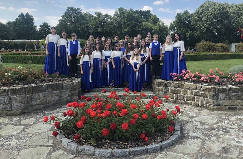 Pěvecký sbor Cantabile při ZUŠ Hranice zúčastnil přehlídky Světlo za Lidice.