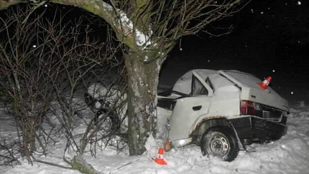 Řidič nezvládl jízdu na zasněžené cestě a narazil do stromu.