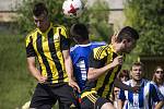 Fotbalisté Nových Sadů (ve žluto-černém) porazili Hranice 3:0.