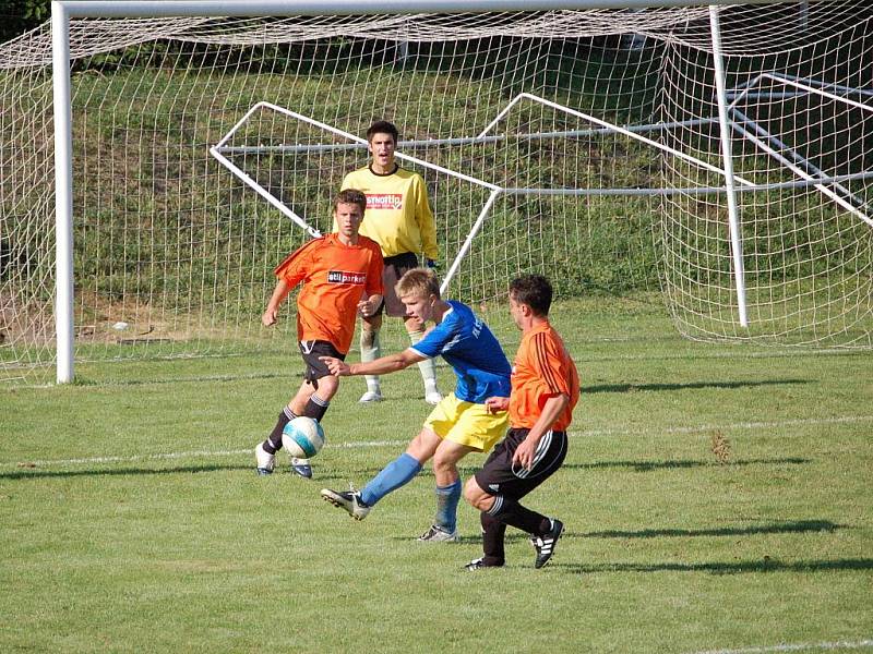 Kozlovice (v oranžovém) porazily Šternberk 3:1.