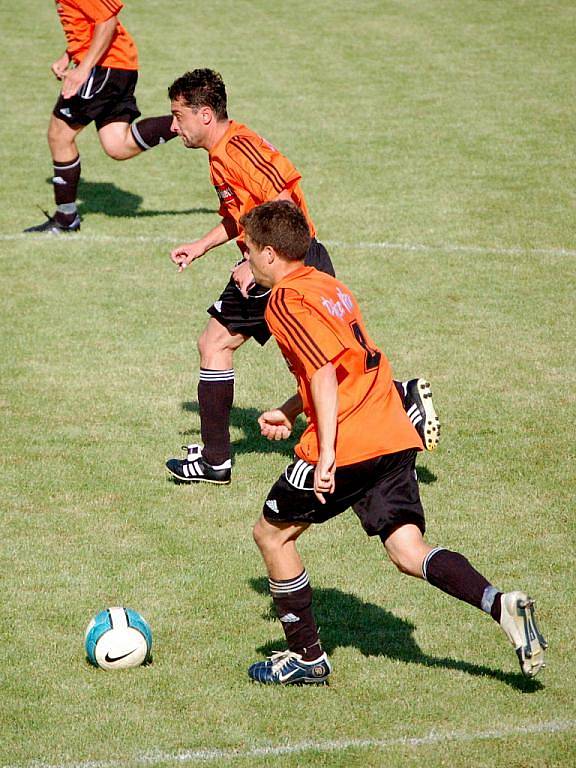 Kozlovice (v oranžovém) porazily Šternberk 3:1.