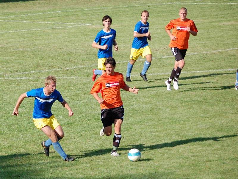 Kozlovice (v oranžovém) porazily Šternberk 3:1.