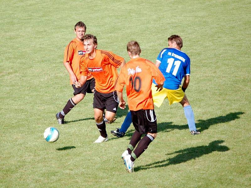 Kozlovice (v oranžovém) porazily Šternberk 3:1.