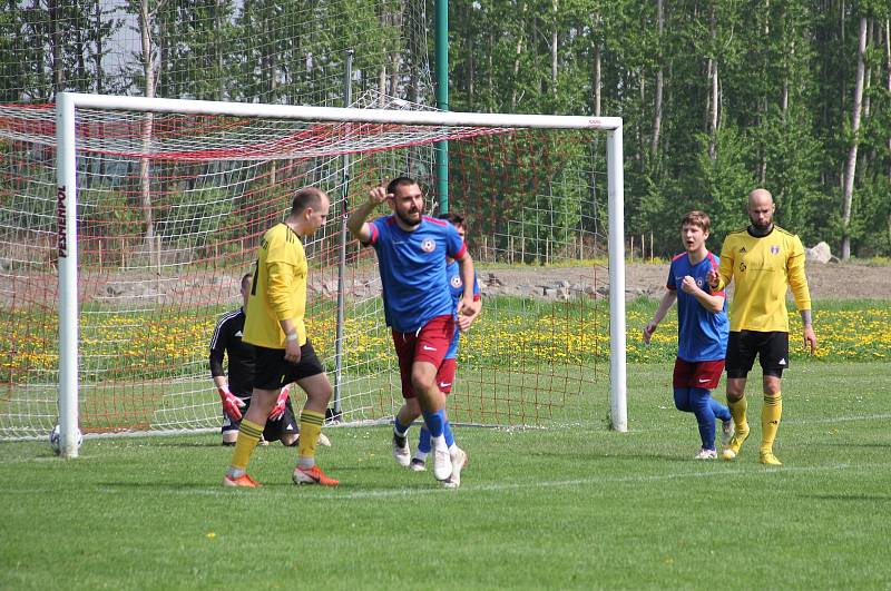 Strhující derby olomouckého krajského přeboru mezi fotbalisty Ústí (ve žlutém) a FC Želatovice. Lukáš Dlouhý slaví gól na 1:3.