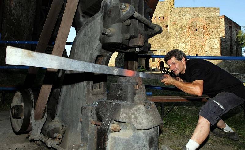 Tvůrcem díla, které bude vznikat celý týden na nádvoří hradu Helfštýna, je italský mistr Claudio Bottero.