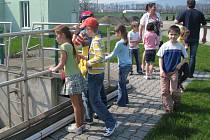 Kroužek Majáček při Základní škole 1. máje v Hranicích se vydal na exkurzi do čistírny odpadních vod.