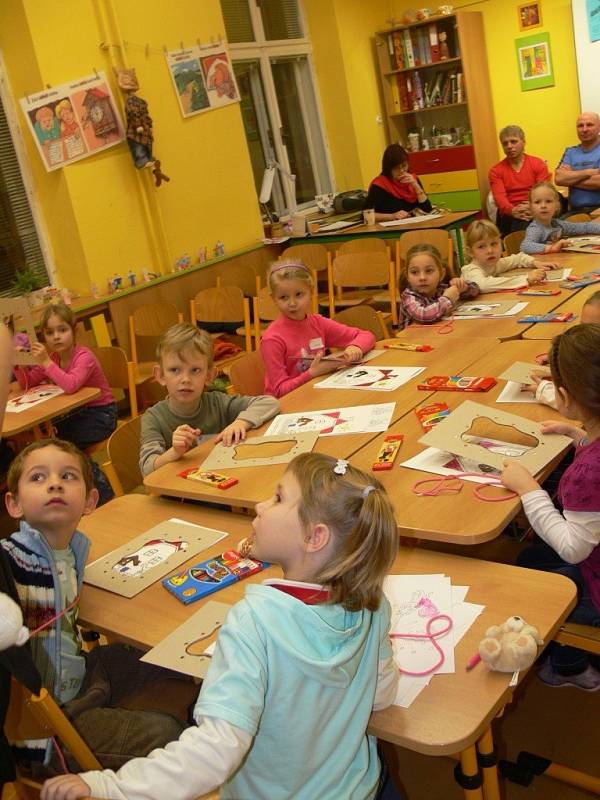 Děti předškolního věku se za doprovodu svých rodičů seznamují s budoucími učiteli