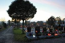 Dušičkový čas a výzdoba hrobů na hřbitově v Hranicích. Ilustrační foto