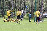 Strhující derby olomouckého krajského přeboru mezi fotbalisty Ústí (ve žlutém) a FC Želatovice.