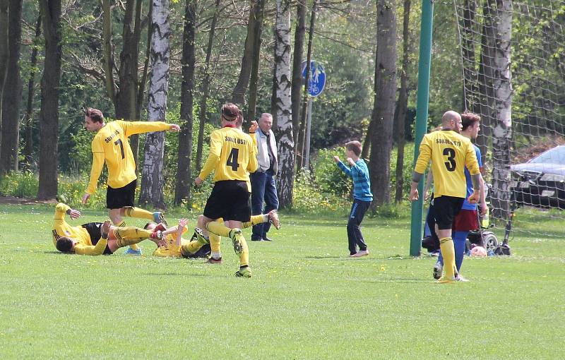 Strhující derby olomouckého krajského přeboru mezi fotbalisty Ústí (ve žlutém) a FC Želatovice.