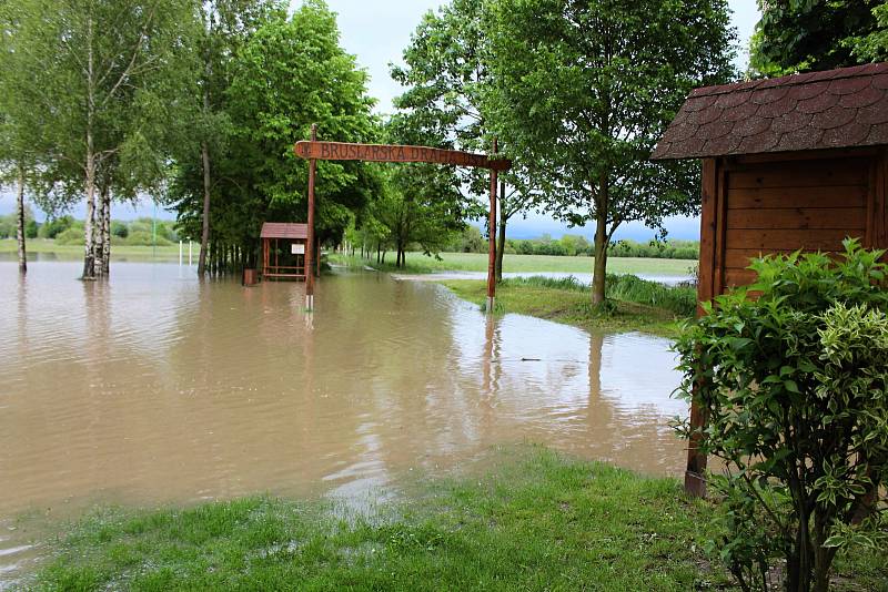 Bečva je v Hranicích na druhém povodňovém stupni. V Ústí zalila fotbalové hřiště.