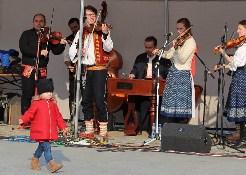 Na akci Vítání jara vystoupila na hranickém náměstí v sobotu 24. března cimbálová muzika Okybača, taneční oddělení ZUŠ Hranice, folklorní soubor Rozmarýnek a Děcka z Drahotuš.