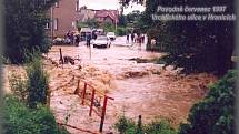 Povodeň v červenci 1997 napáchala ohromné škody v Hranicích a řadě dalších obcí.