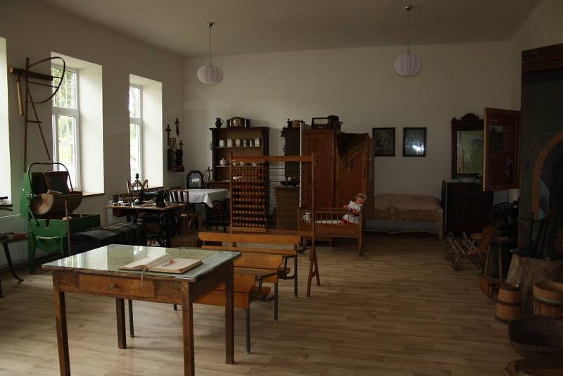 Místní muzeum v Býškovicích na Hranicku se pyšní vzácnými exempláři. Návštěvníci se mohou dozvědět o životě na vesnici nebo o významném generálovi Bohumilu Závadovi. 