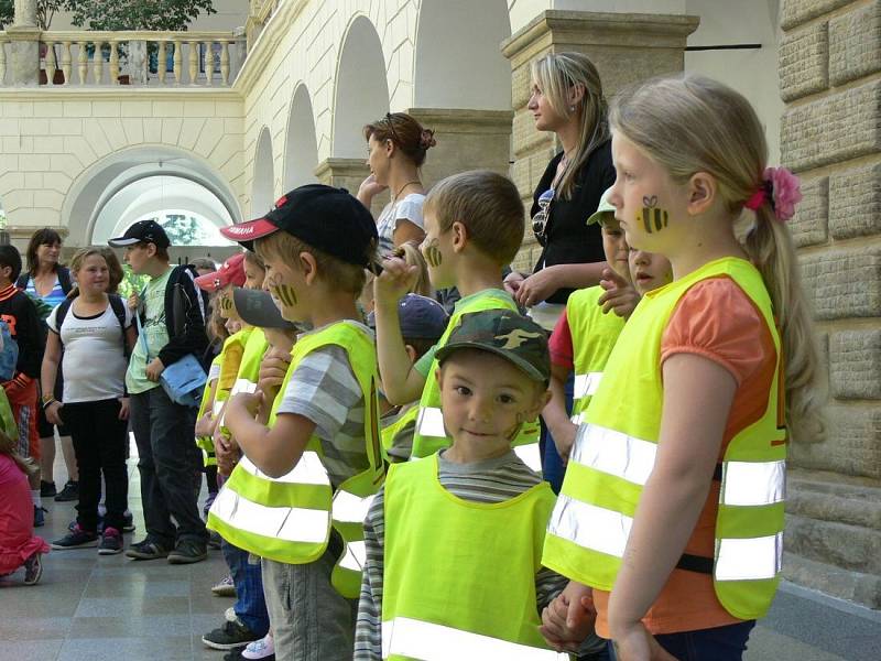 Vyhodnocení výtvarné soutěže Život včely v úlu v zámecké dvoraně