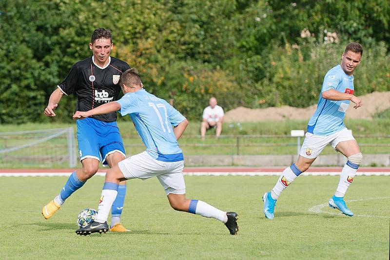 Fotbalisté SK Hranice (v modrém) proti 1. FCV Přerov.