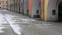 Kvůli popadané střešní krytině byla ještě v pondělí 19. března uzavřená Radniční ulice v Hranicích.