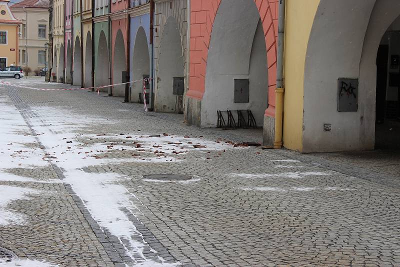 Kvůli popadané střešní krytině byla ještě v pondělí 19. března uzavřená Radniční ulice v Hranicích.