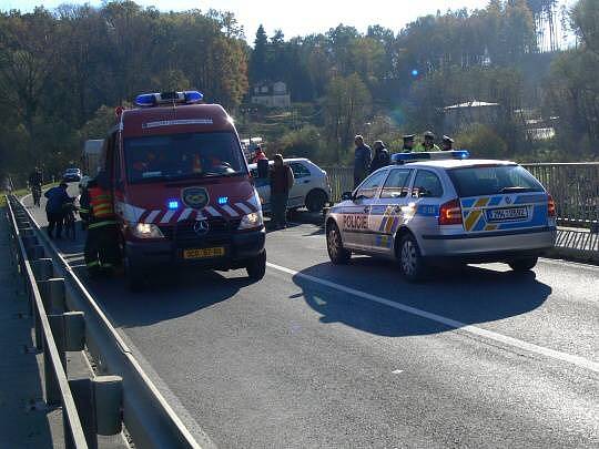 Srážka fabie s dodávkou na mostě přes Bečvu u Hranic