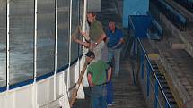 Rekonstrukce zimního stadionu v Přerově konečně začala. Dělníci nejprve rozebírají jižní tribunu, sedačky pod ní, a mantinely s tvrzeným sklem.