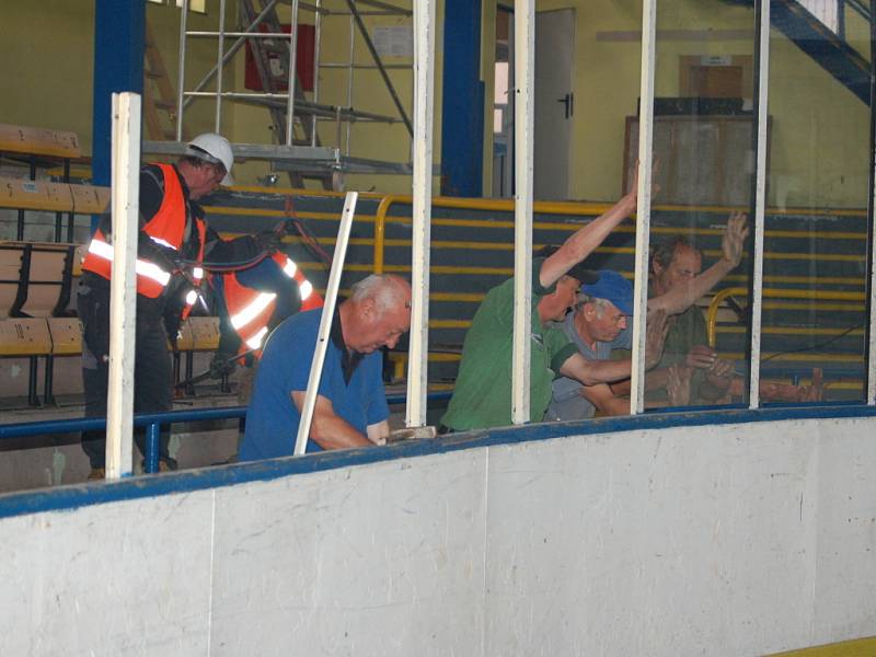 Rekonstrukce zimního stadionu v Přerově konečně začala. Dělníci nejprve rozebírají jižní tribunu, sedačky pod ní, a mantinely s tvrzeným sklem.