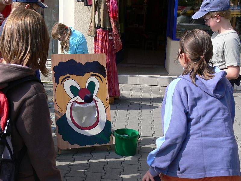 Den srdce v Lázních Teplice nad Bečvou přinesl bohatý program. Na terase lázeňského sanatoria Bečva se představila revivalová skupina ABBA Radka Kňury, taneční skupina Oldies a klaun Hopsalín. 