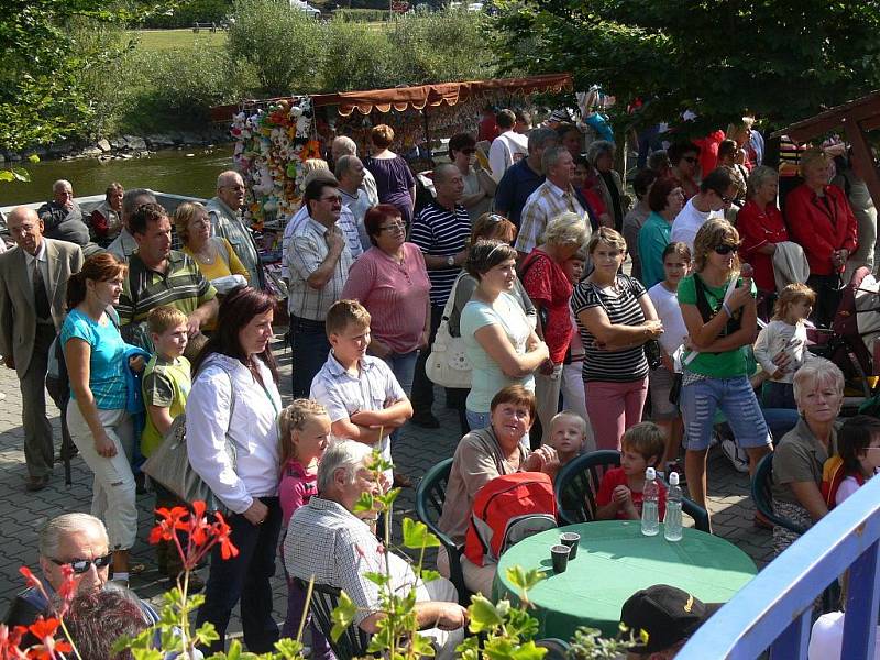 Den srdce v Lázních Teplice nad Bečvou přinesl bohatý program. Na terase lázeňského sanatoria Bečva se představila revivalová skupina ABBA Radka Kňury, taneční skupina Oldies a klaun Hopsalín. 