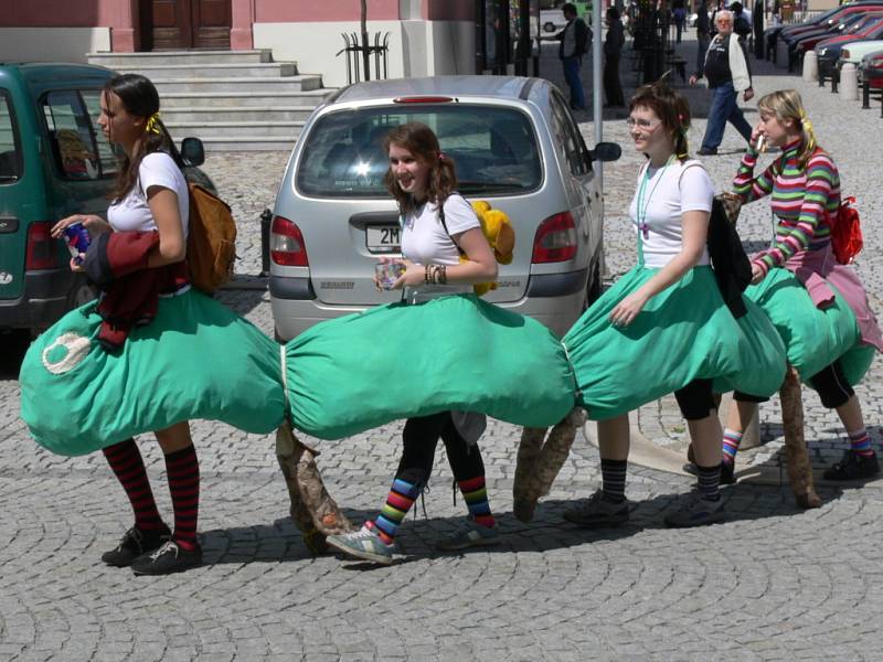 Karnevalové veselí připomínalo řádění maturantů v hranických ulicích.