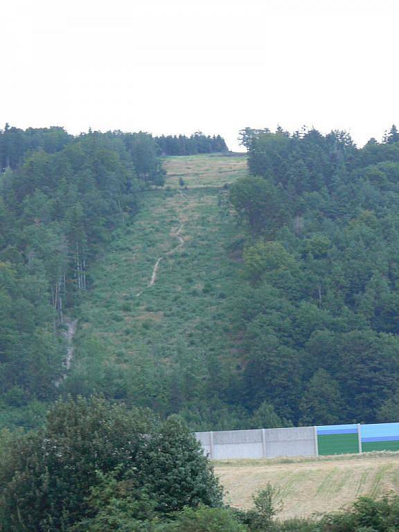 Nezapomenutelný pohled na město a okolí nabízí kopec nedaleko Uhřínova. Místo s vyhlídkou je nad tímto lesním průsekem