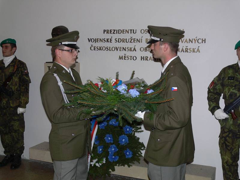 Oslavy vzniku republiky odstartoval lampionový průvod. Lidé pak společně uctili památku T. G. Masaryka v budově Staré radnice.