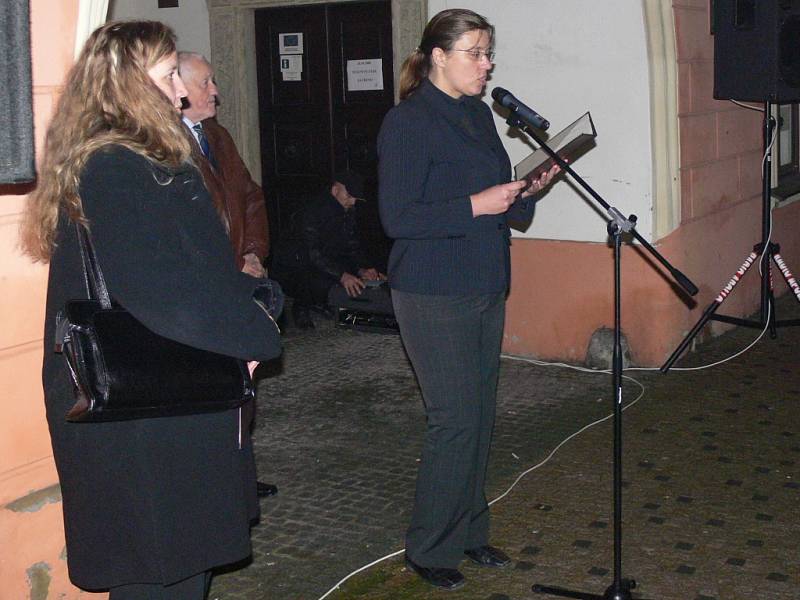 Oslavy vzniku republiky odstartoval lampionový průvod. Lidé pak společně uctili památku T. G. Masaryka v budově Staré radnice.