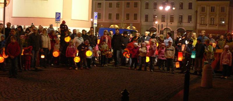 Oslavy vzniku republiky odstartoval lampionový průvod. Lidé pak společně uctili památku T. G. Masaryka v budově Staré radnice.