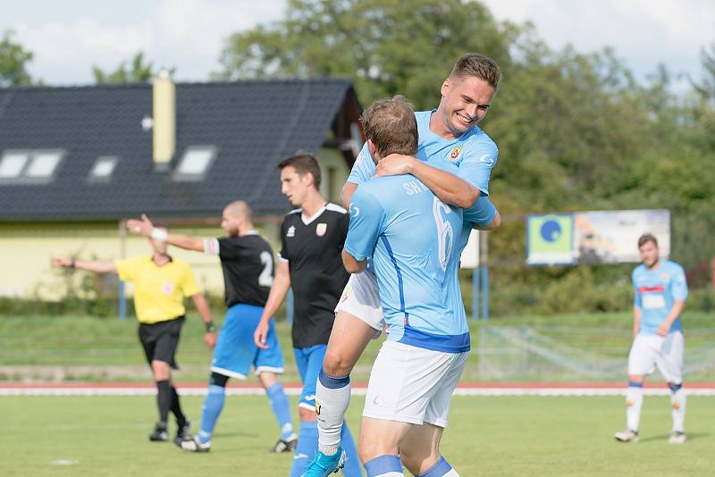 Fotbalisté SK Hranice (v modrém) proti 1. FCV Přerov.