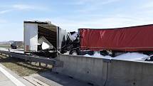 Nehoda čtyř kamionů na D1 u Milenova ve směru na Ostravu. 12. 4. 2022