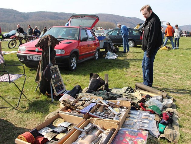 Auto-moto-veterán burza na letišti v Drahotuších