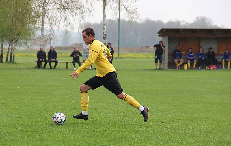 Strhující derby olomouckého krajského přeboru mezi fotbalisty Ústí (ve žlutém) a FC Želatovice. Pavel Šišlák