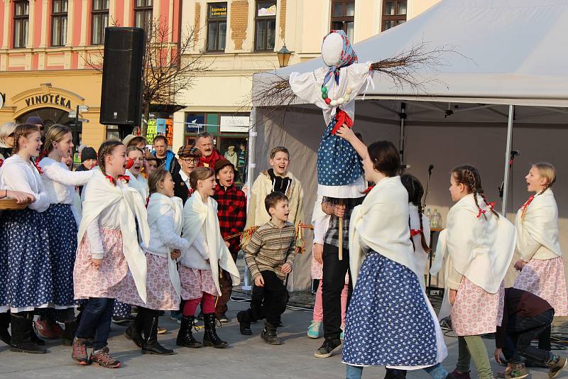 Na akci Vítání jara vystoupila na hranickém náměstí v sobotu 24. března cimbálová muzika Okybača, taneční oddělení ZUŠ Hranice, folklorní soubor Rozmarýnek a Děcka z Drahotuš.