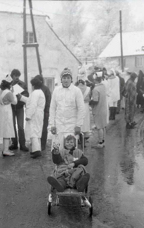 Masopust z Jihlavska. Na snímcích ze 70., 80. a 90. let minulého století je vidět vodění medvěda z Jezdovic a něco málo z obce Salavice.