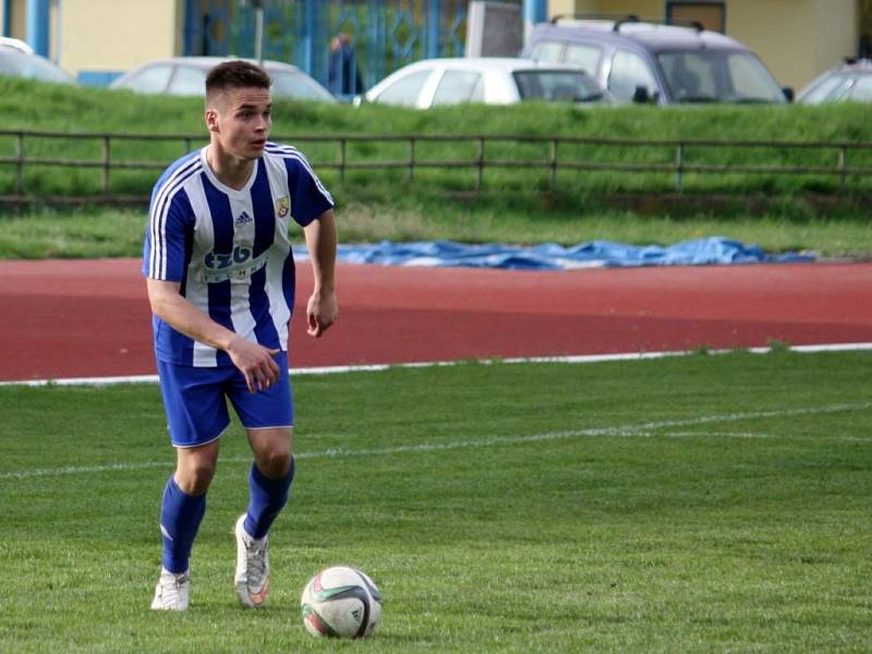 Fotbalisté Hranic (v pruhovaném) proti Petrovicím