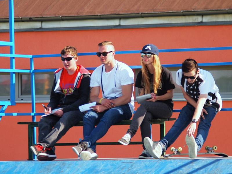 Hranický skatepark ožil díky umění skateboardistů z České republiky, kteří sem zavítali kvůli prvním oficiálním skateboardovým závodům. Místní skejťák Dominik Argan se dokonce umístil na třetím místě ve starší kategorii nad 16 let.