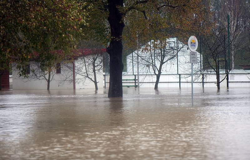 Řeka Bečva zaplavila část obce Ústí na Hranicku 14.10.2020.