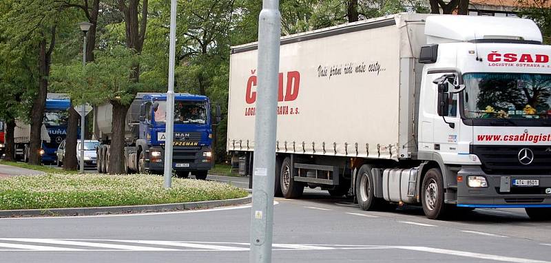 Ke zhoršení dopravní situace v Přerově přispělo také částečné uzavření Dvořákovy ulice, která se nyní frézuje.