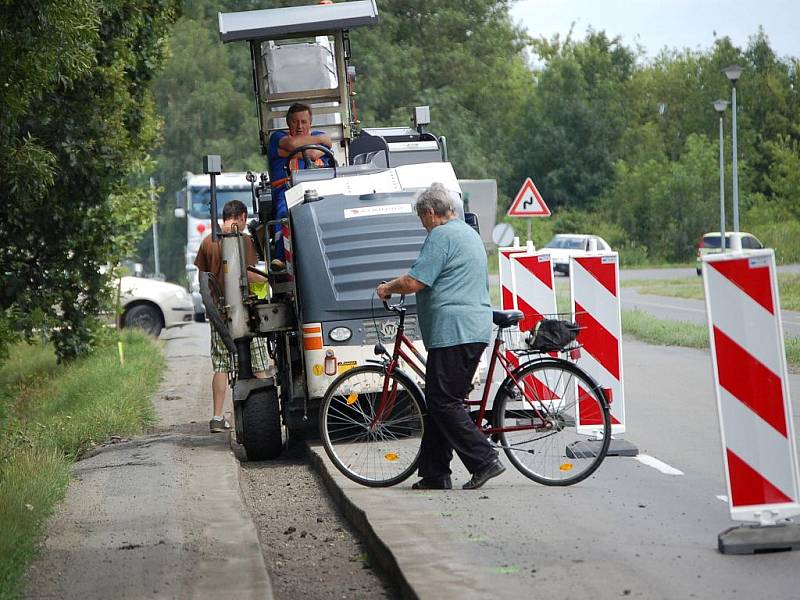 Ke zhoršení dopravní situace v Přerově přispělo také částečné uzavření Dvořákovy ulice, která se nyní frézuje.