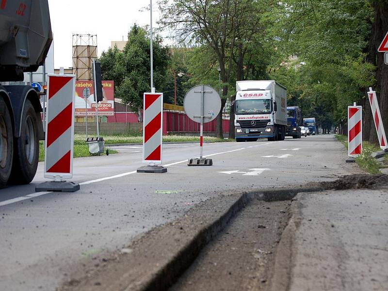 Ke zhoršení dopravní situace v Přerově přispělo také částečné uzavření Dvořákovy ulice, která se nyní frézuje.